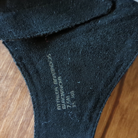 EARTH Black leather wedge heel sandals. - Picture 7 of 7